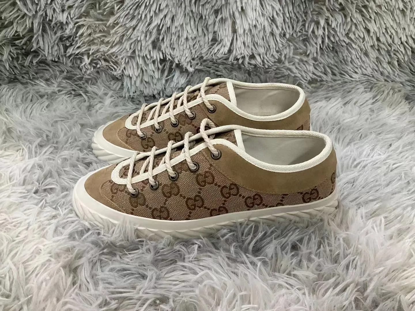 👟👟Ex-factory price 440👟👟 2023 Gucci casual sneakers, top version! 🌸1:1 reproduction. New model for early spring, creating a perfect style💣💣💣street style🔥🔥🔥cool and trendy C-level fashionable outfit with retro and futuristic feel🌹🌹🌹classic shoe shape + British color matching design, super attractive. All kinds of leather splicing, original reverse mold last, imported high-end knitting needle jacquard fabric showing exquisite texture! Open mold to customize high-density outsole. Comes fully packaged. Size: Female 35-41 Male 39-46